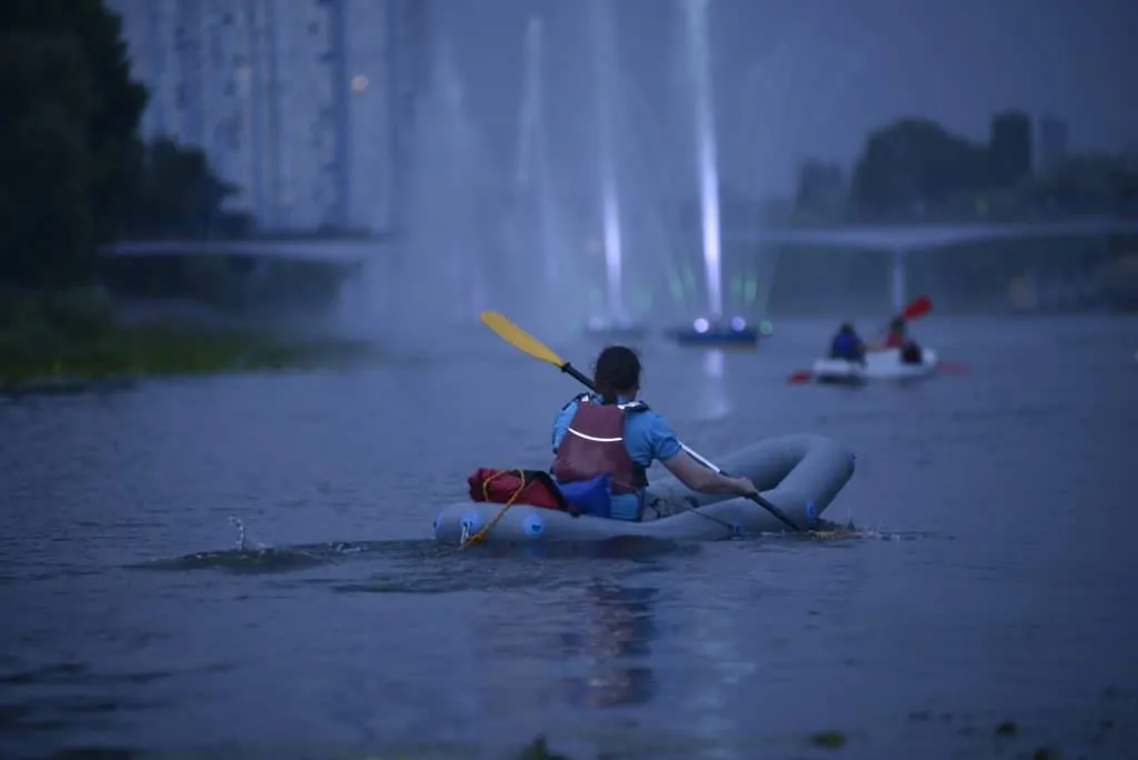 Lampes de kayak pour le kayak de nuit - Homme ramant en kayak sous la pluie tombante, lumière du soir