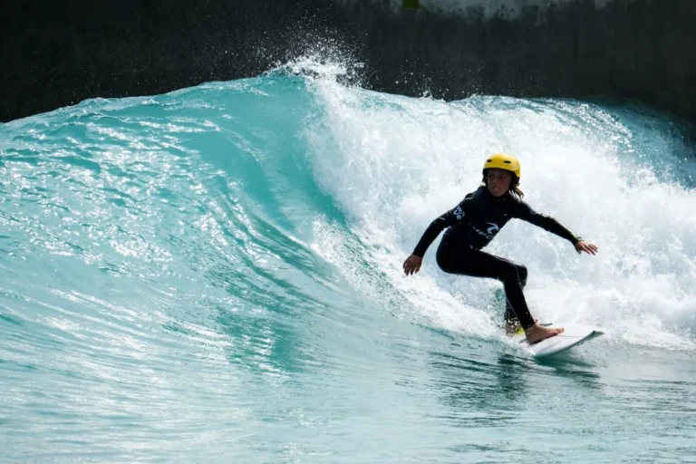 Les surfeurs portent-ils un casque ? 8 situations où vous devriez en porter un (+4 contre)