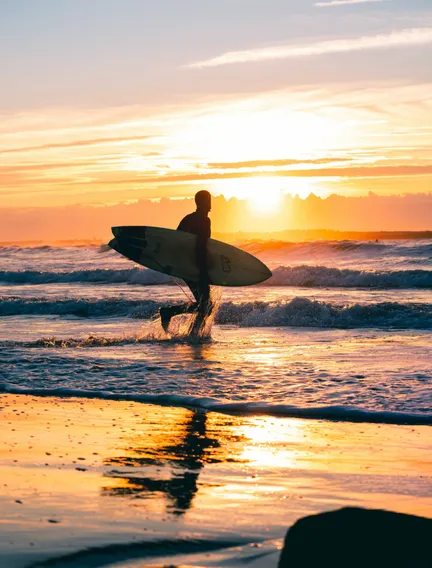 Pourquoi les surfeurs partent-ils le matin ? Tous les faits (+5 conseils utiles)