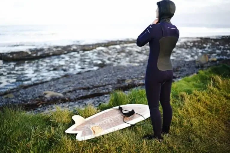 Vous aurez probablement envie de vous habiller comme ce surfeur pour affronter les vagues froides. Crédit photo : Katie Rodriguez sur Unsplash