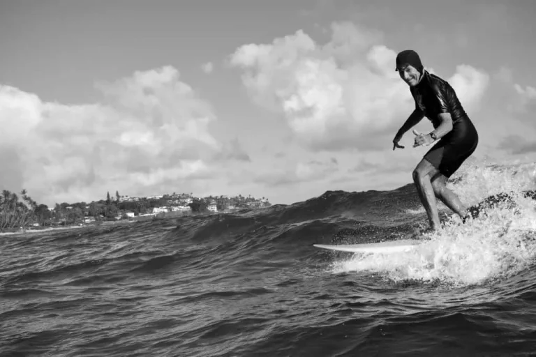 Apprendre à surfer à 50 ans (et plus !) : 11 conseils pour une motivation et une progression maximales