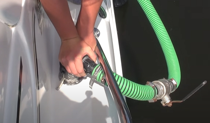 Comment pomper le réservoir de rétention d’un bateau à la maison ?