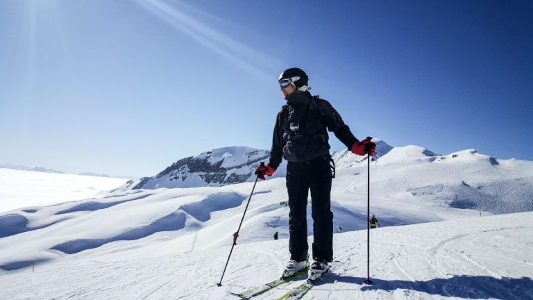 A quoi servent réellement les bâtons de ski ? (Explication simple pour les nouveaux skieurs)