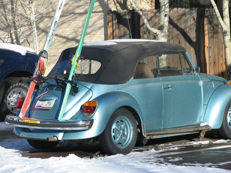 3 Meilleure façon de transporter des skis dans votre voiture (sans coffre de toit)