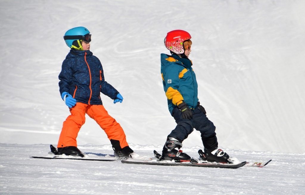 kids on ski