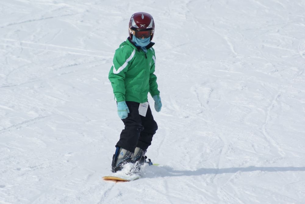 kid snowboard