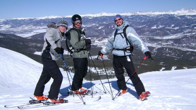 La veste de ski doit-elle être serrée ou ample ? Comment obtenir la coupe parfaite d’une veste de ski