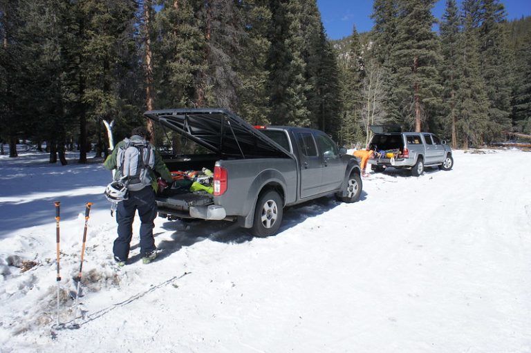 5 façons de sécuriser les skis dans la benne d’un camion ? (Sacs, porte-bagages et conteneurs)