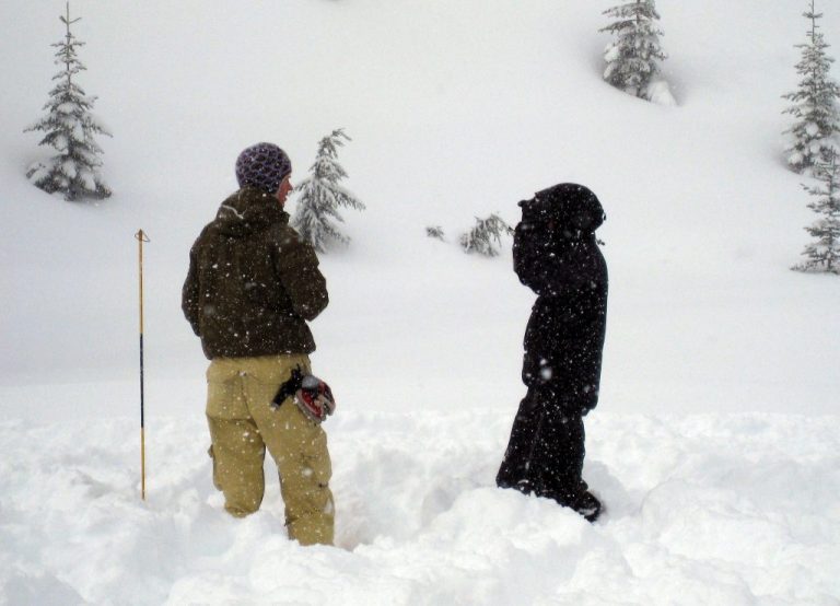 Les réalités de l’évacuation d’une avalanche pour les snowboarders et les skieurs (Survivre à la neige concrète)