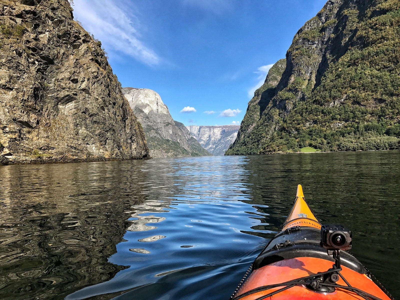L'avant d'un kayak glissant sur les fjords norvégiens.