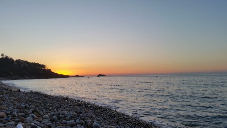 Les 8 Plus Belles Plages de Tizi Ouzou : Entre Montagnes et Méditerranée
